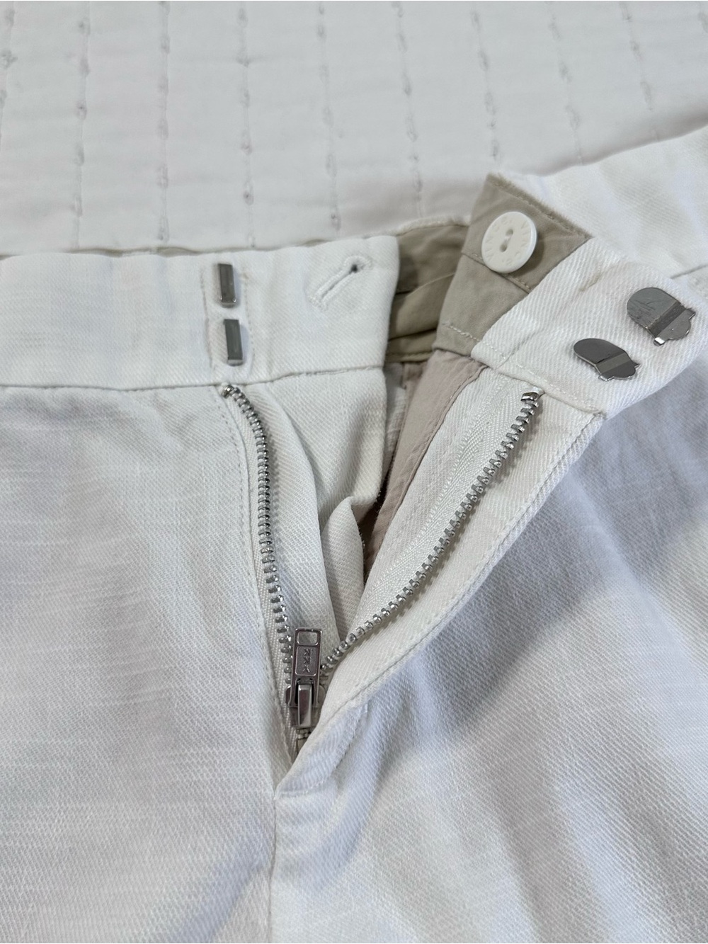 Vince Bermuda Shorts
Women's Size 6 White Cotton/Linen Stretch Flat Front Chino - Picture 8 of 13